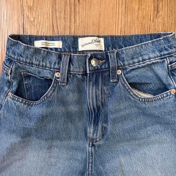 Universal Thread Blue High-Rise Jeans - Picture 3 of 6